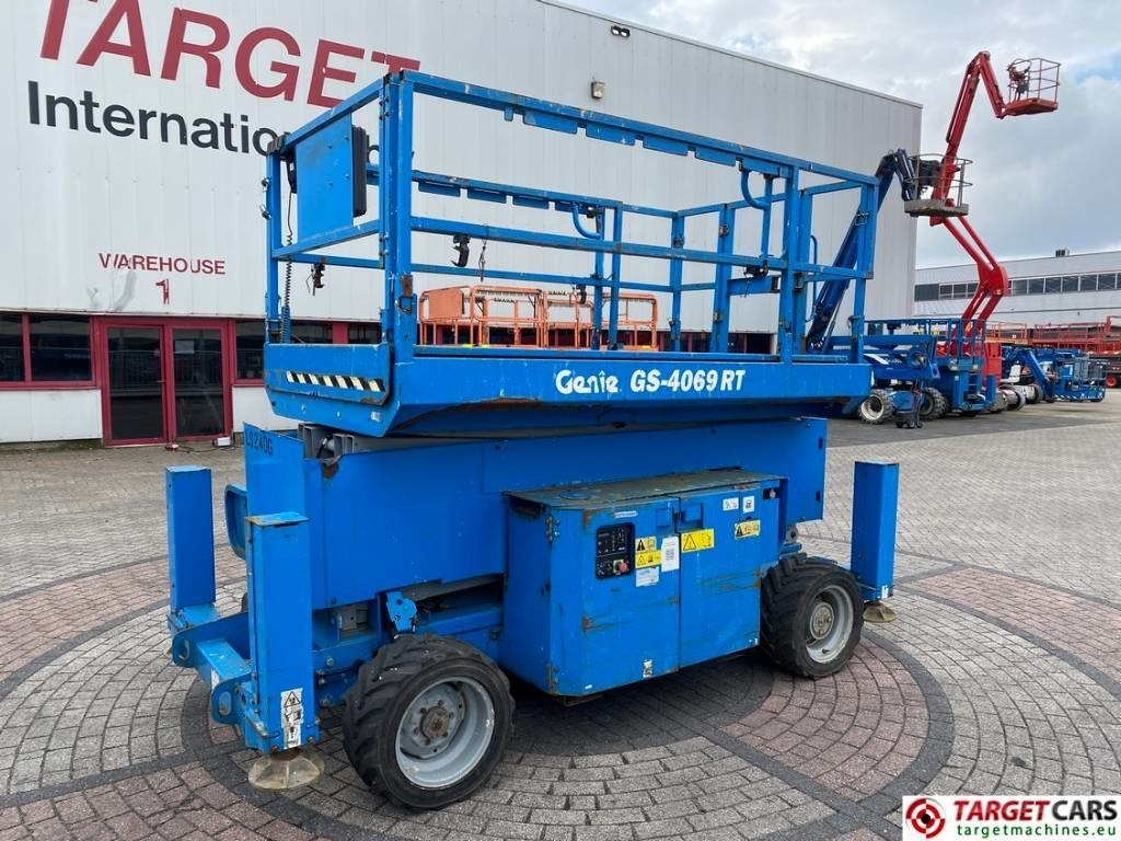 Genie GS-4069 RT LPG 4x4 Scissor Work Lift 1412cm - Nacelle ciseaux: photos 1 Genie GS-4069 RT LPG 4x4 Scissor Work Lift 1412cm - Nacelle ciseaux: photos 1