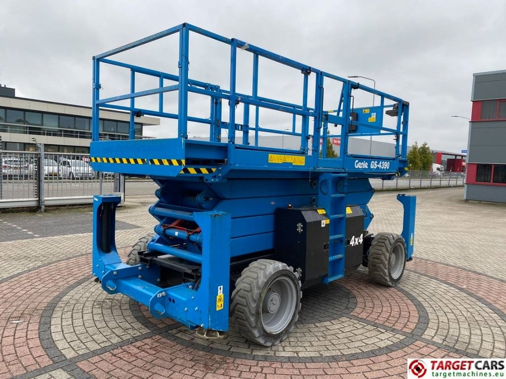 Genie GS-4390 RT LPG 4x4 Scissor Work Lift 1511cm - Nacelle ciseaux: photos 3 Genie GS-4390 RT LPG 4x4 Scissor Work Lift 1511cm - Nacelle ciseaux: photos 3