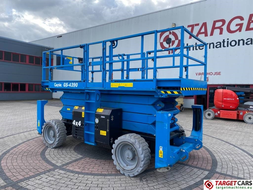 Genie GS-4390 RT LPG Scissor 4x4 Work Lift 1511cm - Nacelle ciseaux: photos 4 Genie GS-4390 RT LPG Scissor 4x4 Work Lift 1511cm - Nacelle ciseaux: photos 4