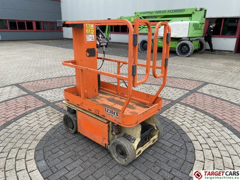 JLG 1230ES Electric Vertical Mast Work Lift 566cm - Nacelle à mât vertical: photos 4 JLG 1230ES Electric Vertical Mast Work Lift 566cm - Nacelle à mât vertical: photos 4