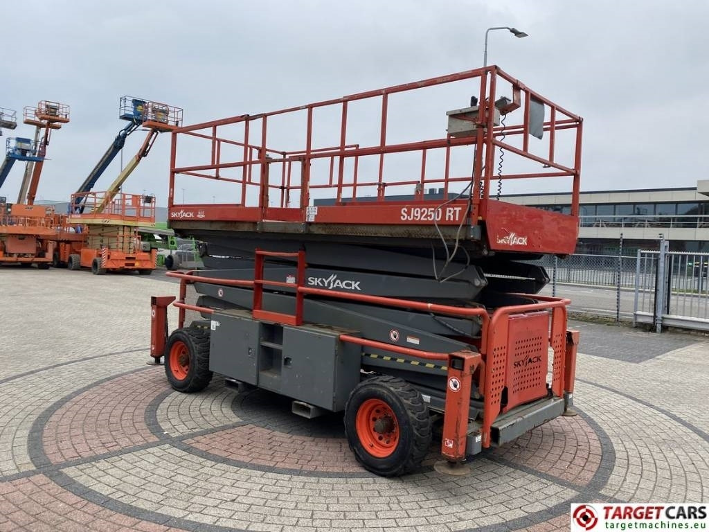 SkyJack SJ9250 RT Diesel 4x4 Scissor Work Lift 1720cm - Nacelle ciseaux: photos 2 SkyJack SJ9250 RT Diesel 4x4 Scissor Work Lift 1720cm - Nacelle ciseaux: photos 2