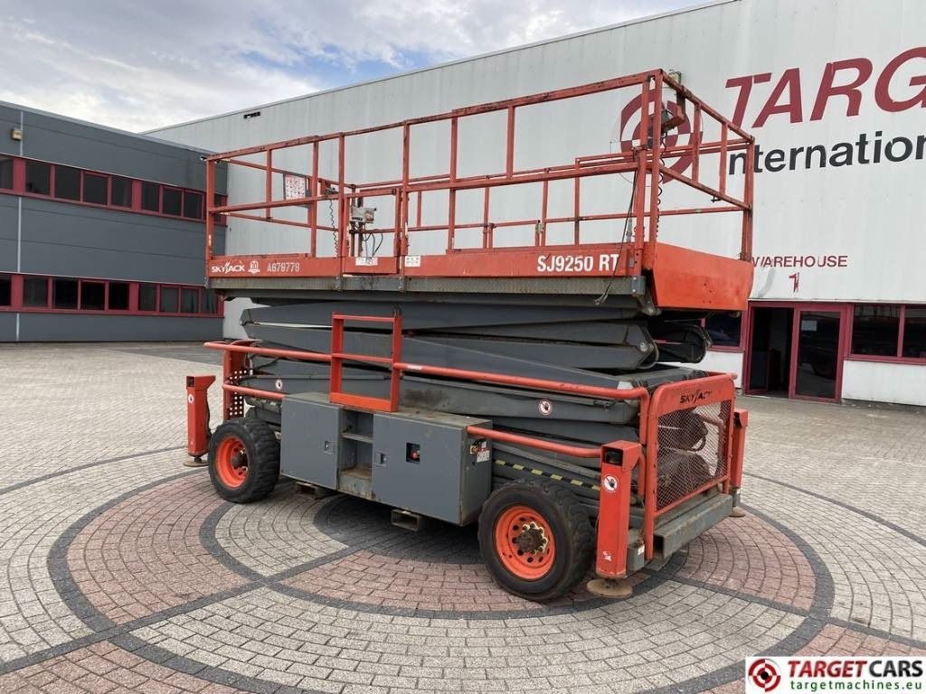 SkyJack SJ9250 RT Diesel 4x4 Scissor Work Lift 1720cm - Nacelle ciseaux: photos 4 SkyJack SJ9250 RT Diesel 4x4 Scissor Work Lift 1720cm - Nacelle ciseaux: photos 4