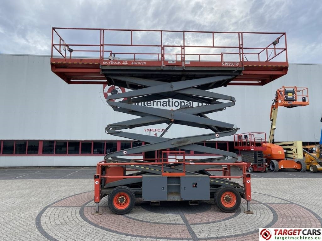 SkyJack SJ9250 RT Diesel 4x4 Scissor Work Lift 1720cm - Nacelle ciseaux: photos 5 SkyJack SJ9250 RT Diesel 4x4 Scissor Work Lift 1720cm - Nacelle ciseaux: photos 5