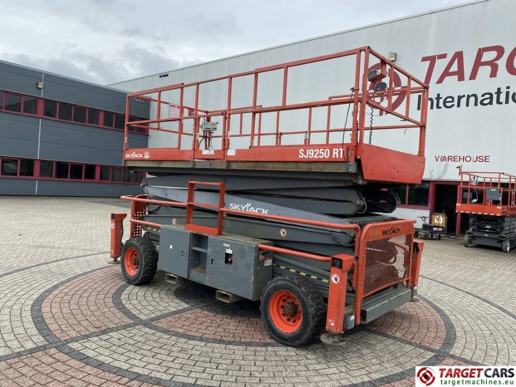 SkyJack SJ9250RT Diesel 4x4 Scissor Work Lift 1720cm - Nacelle ciseaux: photos 4 SkyJack SJ9250RT Diesel 4x4 Scissor Work Lift 1720cm - Nacelle ciseaux: photos 4