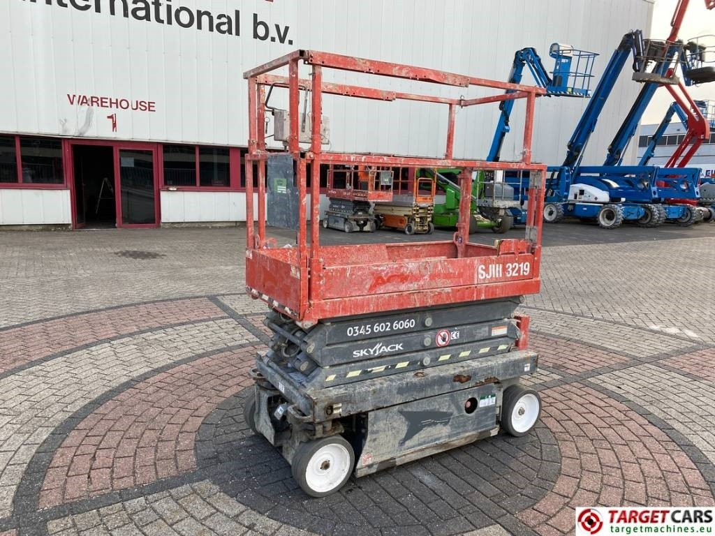 SkyJack SJIII-3219 Electric 3219 Scissor Work Lift 780cm - Nacelle ciseaux: photos 1 SkyJack SJIII-3219 Electric 3219 Scissor Work Lift 780cm - Nacelle ciseaux: photos 1