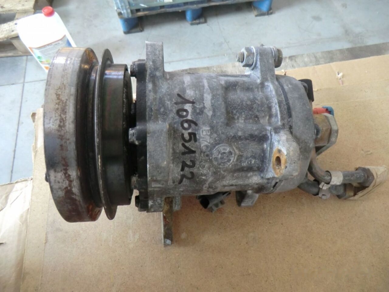 7SR01935 (1065122) Caterpillar 928G - Compresseur de climatisation pour Chargeuse sur pneus: photos 2 7SR01935 (1065122) Caterpillar 928G - Compresseur de climatisation pour Chargeuse sur pneus: photos 2