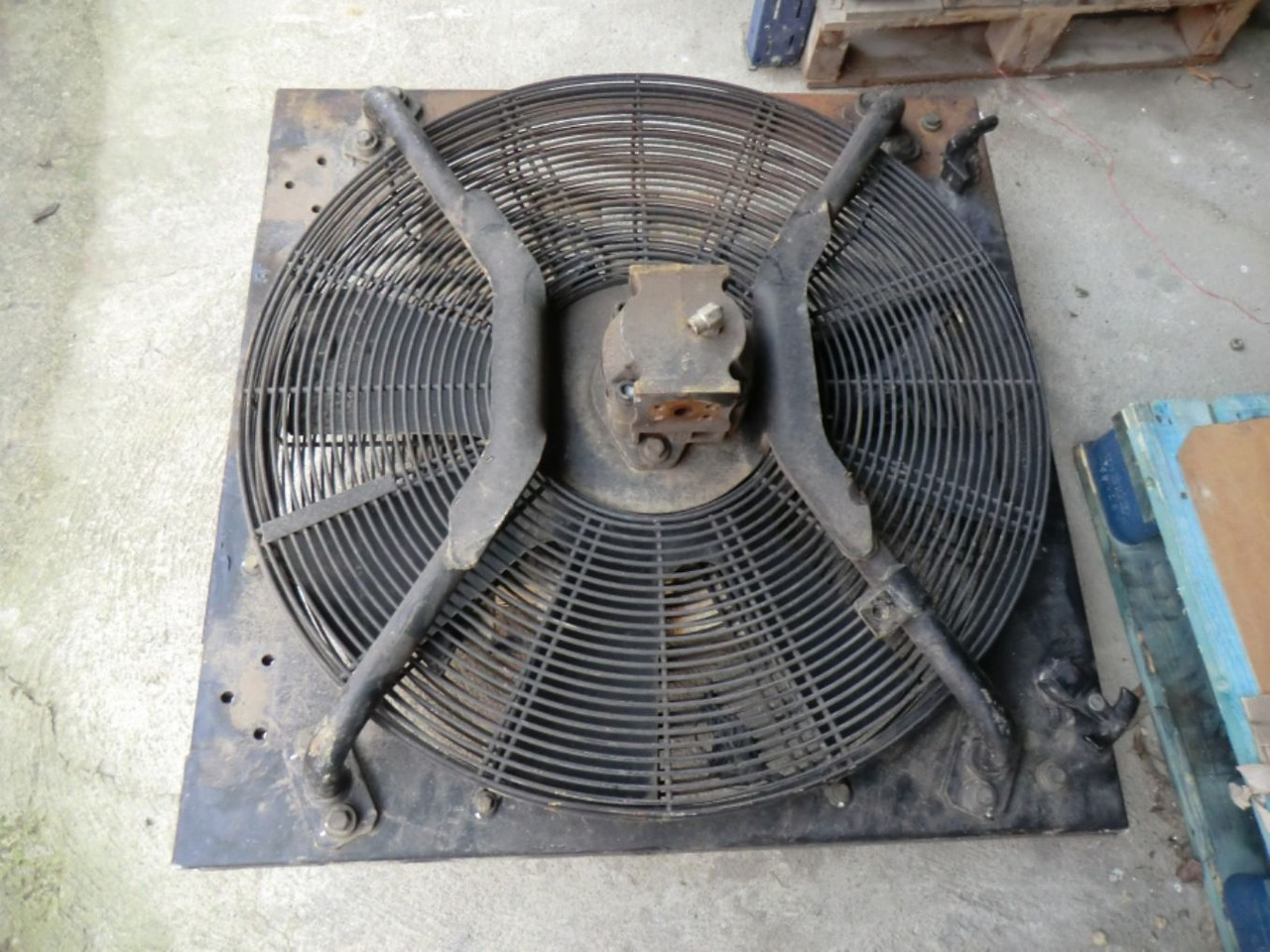 Caterpillar 963D GRIGLIA CON VENTOLA COMPLETA DI POMPA VENTOLA - Ventilateur pour Engins de chantier: photos 1 Caterpillar 963D GRIGLIA CON VENTOLA COMPLETA DI POMPA VENTOLA - Ventilateur pour Engins de chantier: photos 1