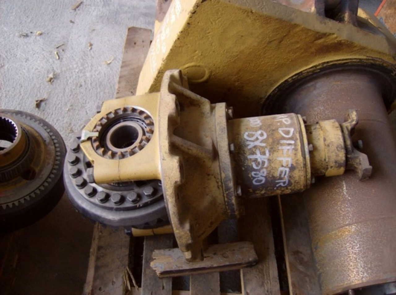 Caterpillar D300D DIFFERENZIALE CON COPPIA CONICA - Différentiel pour Engins de chantier: photos 1 Caterpillar D300D DIFFERENZIALE CON COPPIA CONICA - Différentiel pour Engins de chantier: photos 1