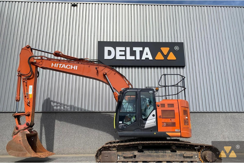Hitachi ZX225USLC-6 - Pelle sur chenille: photos 1 Hitachi ZX225USLC-6 - Pelle sur chenille: photos 1