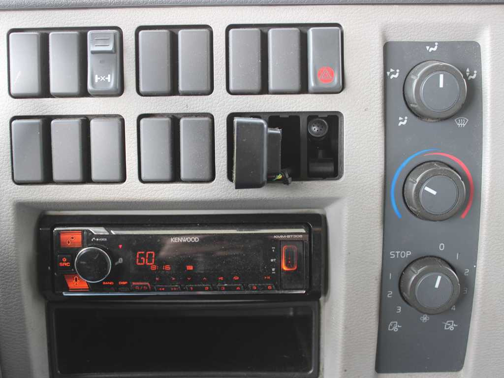 Camion à rideaux coulissants Volvo FL 240, EURO 5: photos 12