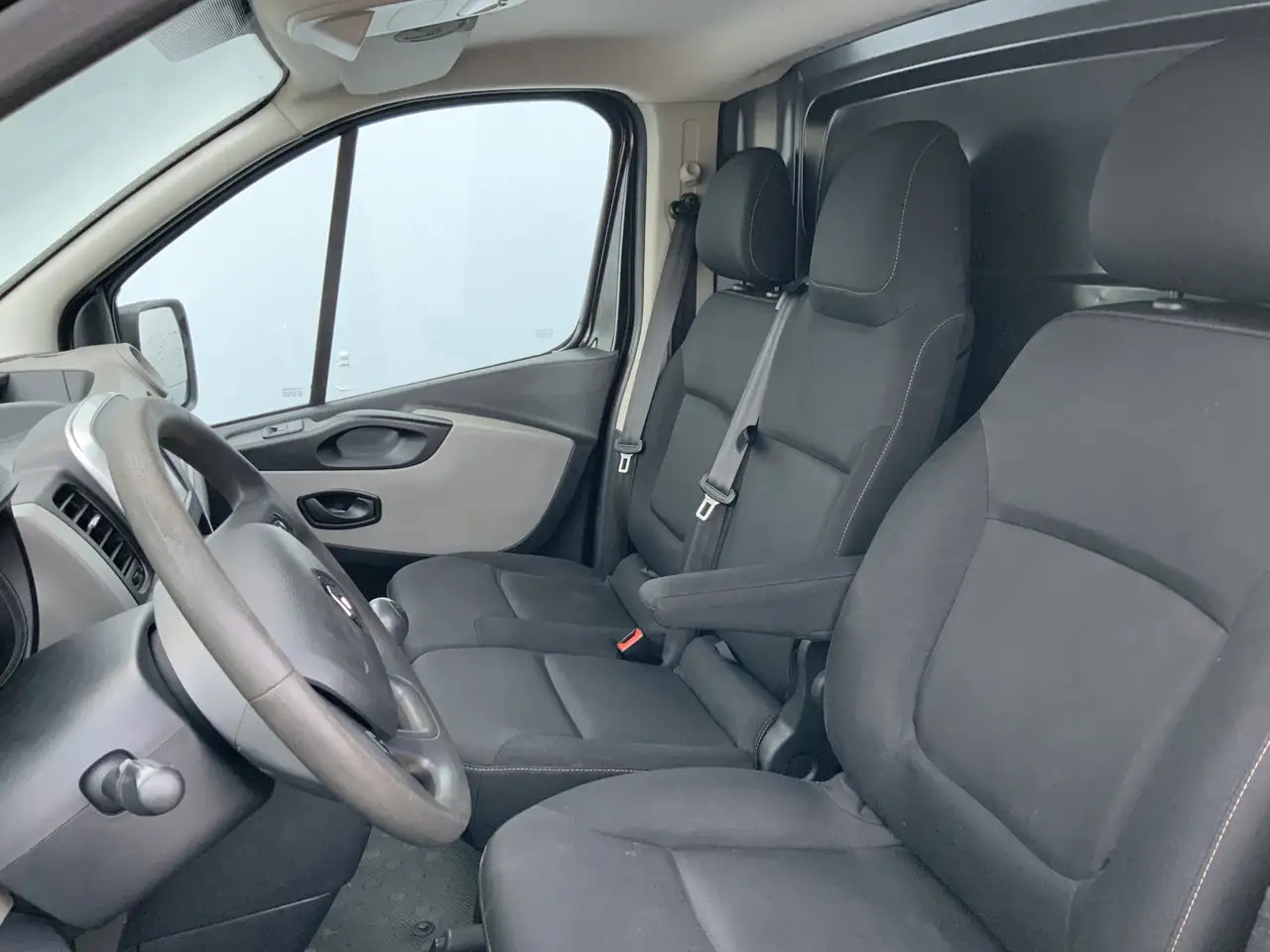 Renault Trafic 1.6 dCi T29 L2H1 Airco Cruise Trerkhaak 2000kg 3 Z - Fourgon utilitaire: photos 4 Renault Trafic 1.6 dCi T29 L2H1 Airco Cruise Trerkhaak 2000kg 3 Z - Fourgon utilitaire: photos 4