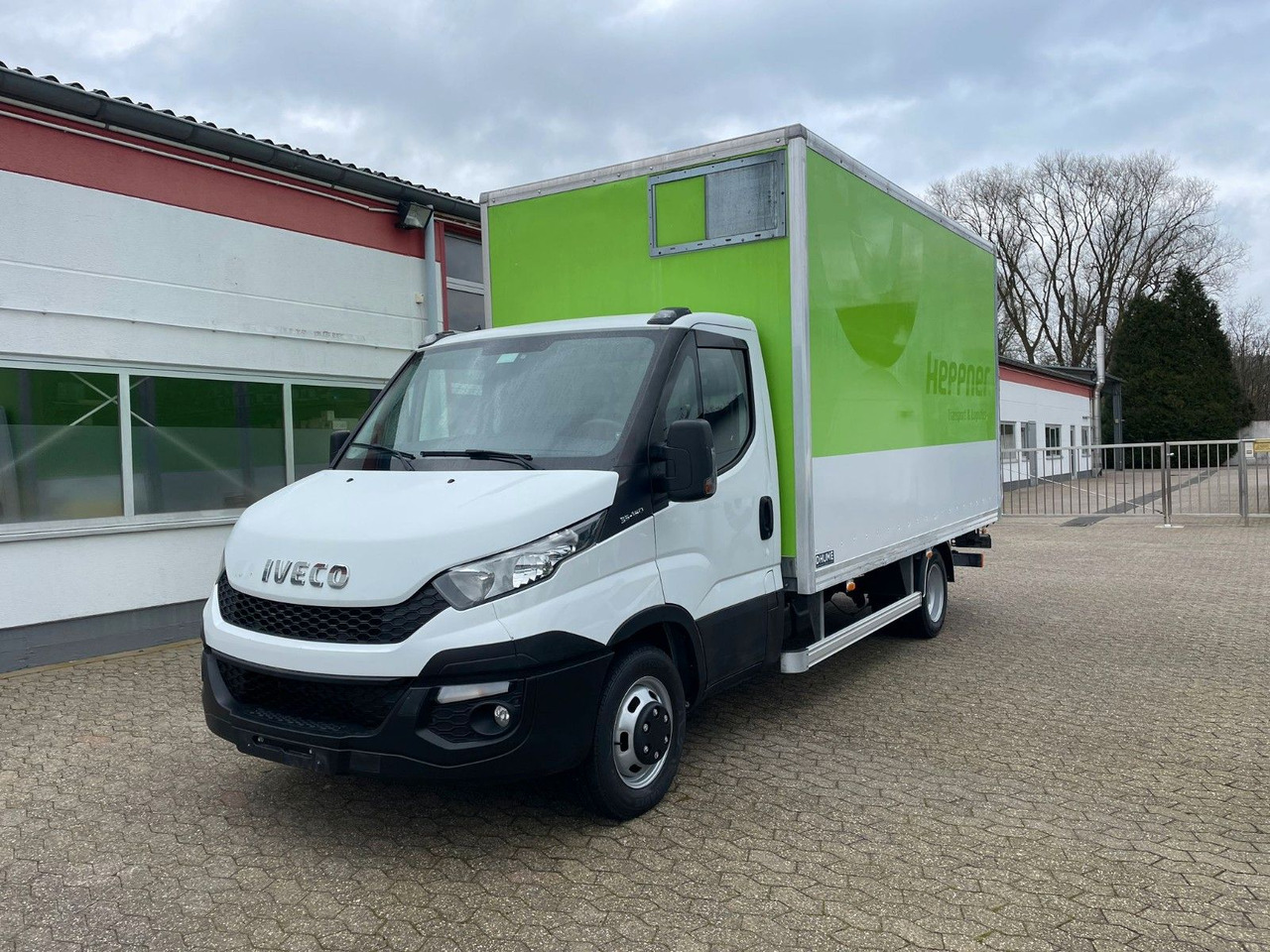 Iveco Daily 35C15 Koffer 4.2m Ladebordwand - Fourgon grand volume: photos 1 Iveco Daily 35C15 Koffer 4.2m Ladebordwand - Fourgon grand volume: photos 1