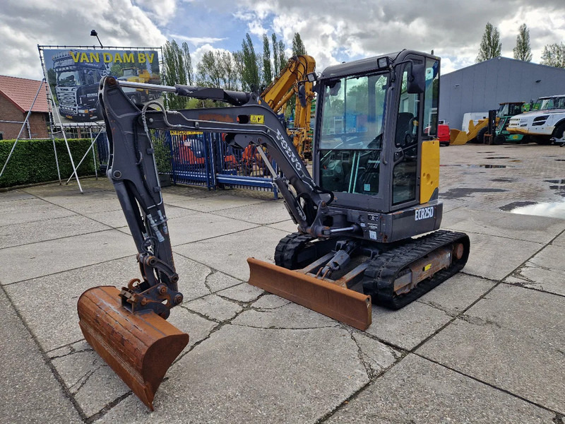Mini pelle Volvo ECR25D met 2562 uur: photos 1