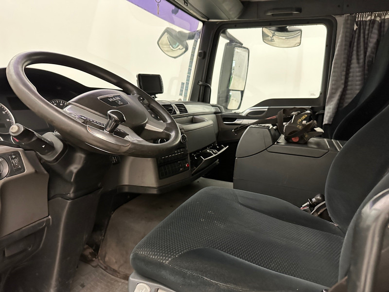 Photo d'intérieur 1: Camion plateau, Camion grue MAN TGS 35.440 - 8x4 Photo d'intérieur 1: Camion plateau, Camion grue MAN TGS 35.440 - 8x4