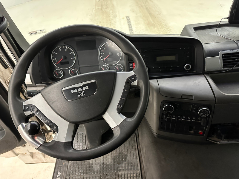 Photo d'intérieur 2: Camion plateau, Camion grue MAN TGS 35.440 - 8x4 Photo d'intérieur 2: Camion plateau, Camion grue MAN TGS 35.440 - 8x4