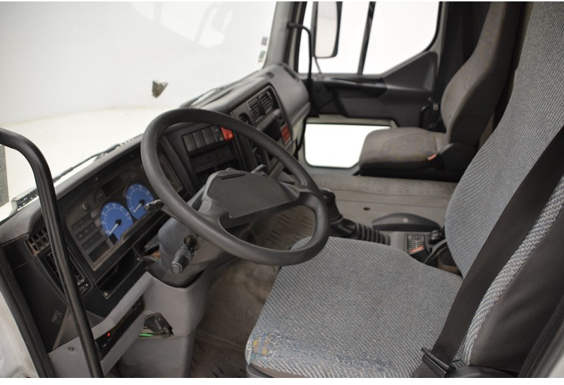 Camion citerne Renault Premium 270 DCi: photos 8 Camion citerne Renault Premium 270 DCi: photos 8