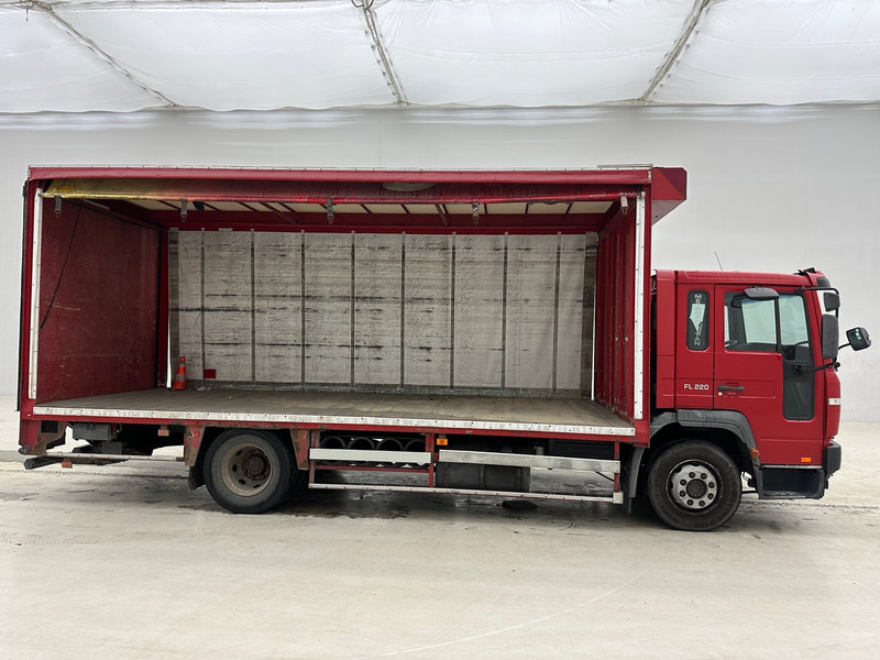 Volvo FL 220 - Camion à rideaux coulissants: photos 4 Volvo FL 220 - Camion à rideaux coulissants: photos 4