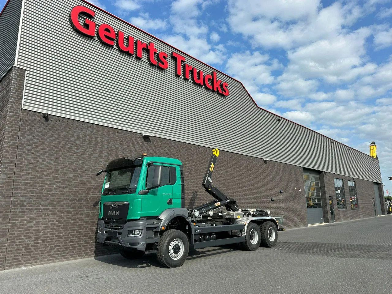 MAN TGS 33.480 6X6 HYVA LIFT 26-55-S HAAKARM / ABROL - Camion ampliroll: photos 2 MAN TGS 33.480 6X6 HYVA LIFT 26-55-S HAAKARM / ABROL - Camion ampliroll: photos 2