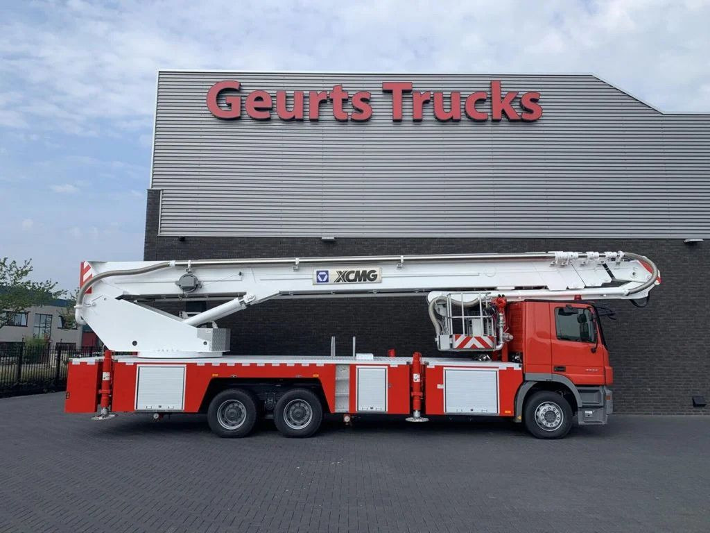 Mercedes-Benz Actros 3332 6X4 XCMG DG53C FIRE FIGTHING PLATFOR - Camion avec nacelle: photos 4 Mercedes-Benz Actros 3332 6X4 XCMG DG53C FIRE FIGTHING PLATFOR - Camion avec nacelle: photos 4