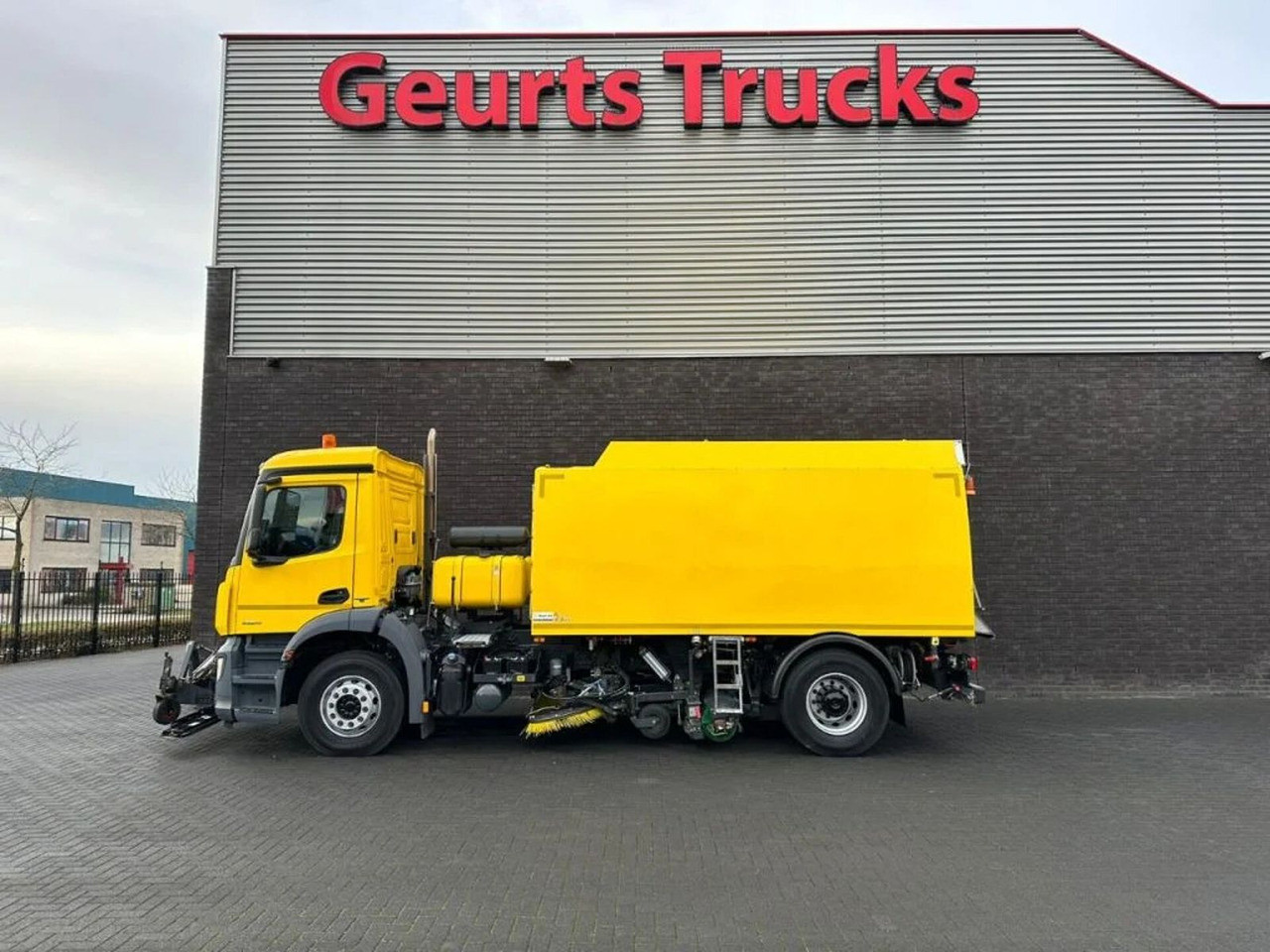Mercedes-Benz Arocs 1824 4X2 BEAM A9000 SWEEPING TRUCK/ KEHRMA - Balayeuse de voirie: photos 1 Mercedes-Benz Arocs 1824 4X2 BEAM A9000 SWEEPING TRUCK/ KEHRMA - Balayeuse de voirie: photos 1