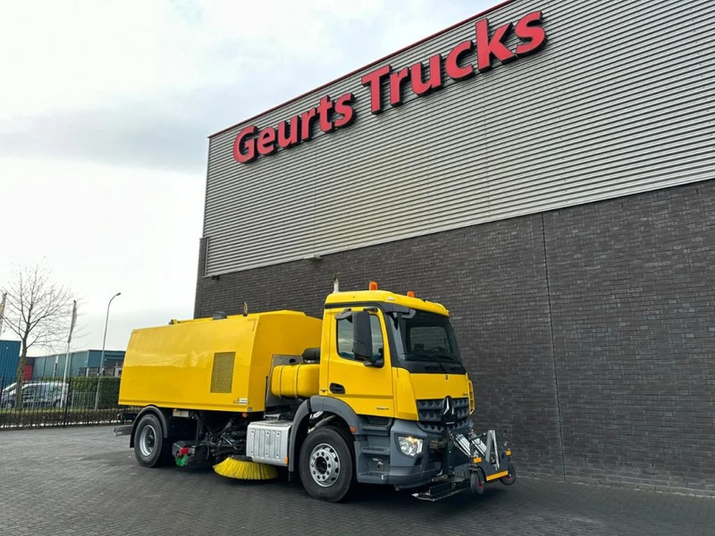 Mercedes-Benz Arocs 1824 4X2 BEAM A9000 SWEEPING TRUCK/ KEHRMASCHINE/VEEGWAGEN/FAHRBAHNREINIGER/AIRPORT CLEANER WITH MAGNET - Balayeuse de voirie: photos 5 Mercedes-Benz Arocs 1824 4X2 BEAM A9000 SWEEPING TRUCK/ KEHRMASCHINE/VEEGWAGEN/FAHRBAHNREINIGER/AIRPORT CLEANER WITH MAGNET - Balayeuse de voirie: photos 5