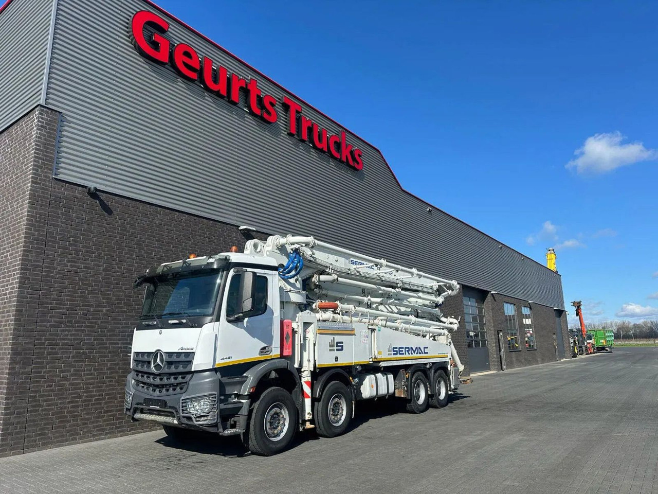 Mercedes-Benz Arocs 4451 8X4 + SERMAC 5Z42 BETONPOMP/BETONPUMP - Camion pompe: photos 2 Mercedes-Benz Arocs 4451 8X4 + SERMAC 5Z42 BETONPOMP/BETONPUMP - Camion pompe: photos 2