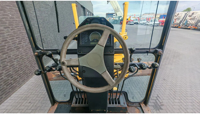 Niveleuse New Holland RG 200 B MOTORGRADER + RIPPER FROM 2012 HOURS 4237: photos 10 Niveleuse New Holland RG 200 B MOTORGRADER + RIPPER FROM 2012 HOURS 4237: photos 10