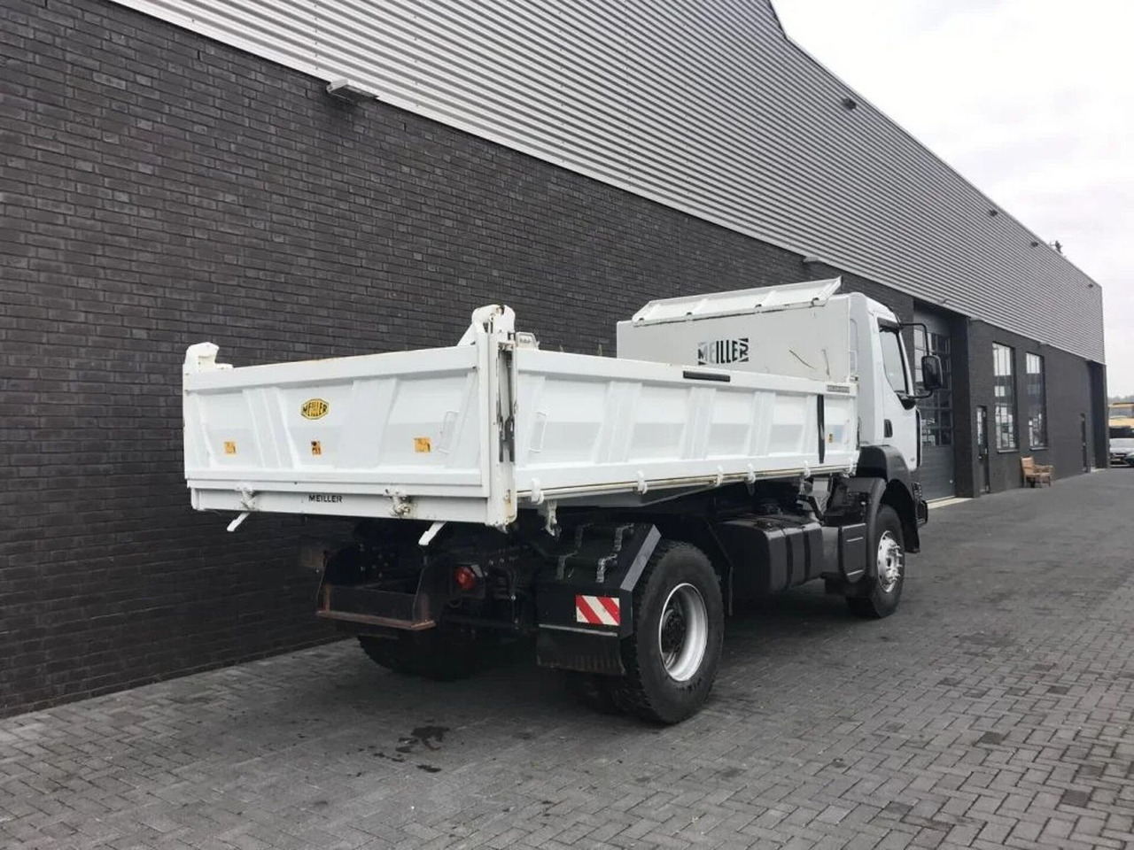 Renault Kerax 330 DXI 4X2 KIPPER/TIPPER ONLY 27.000 KM ! - Camion benne: photos 5 Renault Kerax 330 DXI 4X2 KIPPER/TIPPER ONLY 27.000 KM ! - Camion benne: photos 5