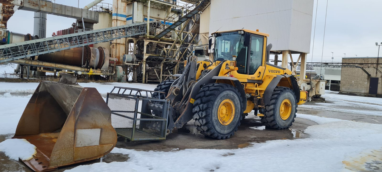 VOLVO L120F reserved 1 week - Chargeuse sur pneus: photos 1 VOLVO L120F reserved 1 week - Chargeuse sur pneus: photos 1