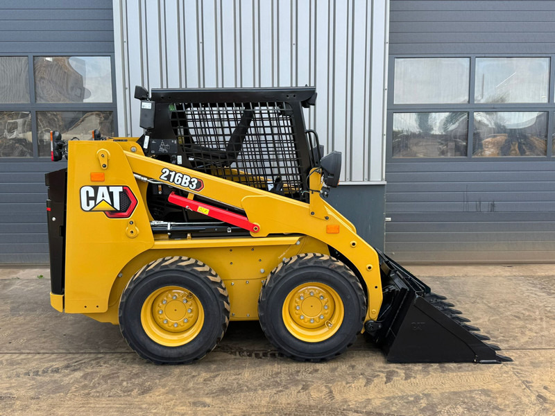 Caterpillar 216B3 - Chargeuse: photos 4 Caterpillar 216B3 - Chargeuse: photos 4