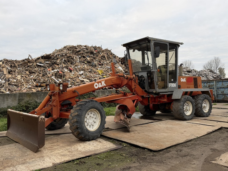 O & K F106A Motor Grader 6x6 - Niveleuse: photos 2 O & K F106A Motor Grader 6x6 - Niveleuse: photos 2