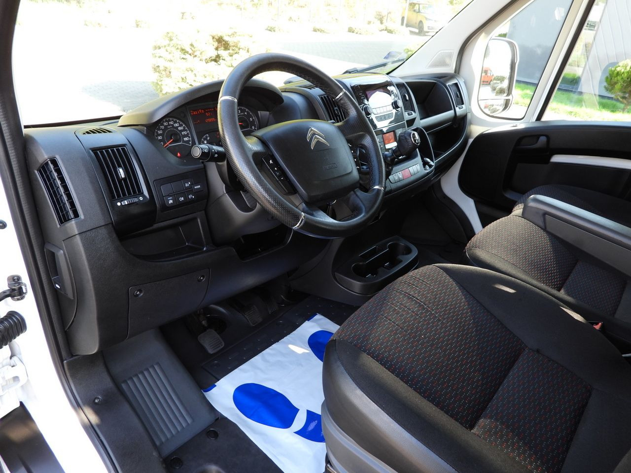 CITROEN JUMPER STAKE BODY DOUBLE CABIN DOKA 7 SEATS PNEUMATICS AIR CONDITIONING 140HP - Utilitaire double cabine: photos 2 CITROEN JUMPER STAKE BODY DOUBLE CABIN DOKA 7 SEATS PNEUMATICS AIR CONDITIONING 140HP - Utilitaire double cabine: photos 2