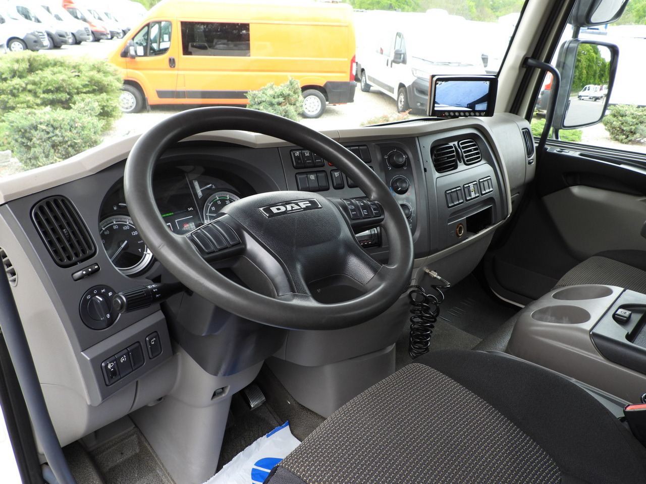 DAF LF 180 THREE-WAY TIPPER CRUISE CONTROL LED LIGHTS AUTOMATIC TRANSMISSION TWIN WHEELS AIR CONDITIONING 180HP - Utilitaire benne: photos 2 DAF LF 180 THREE-WAY TIPPER CRUISE CONTROL LED LIGHTS AUTOMATIC TRANSMISSION TWIN WHEELS AIR CONDITIONING 180HP - Utilitaire benne: photos 2