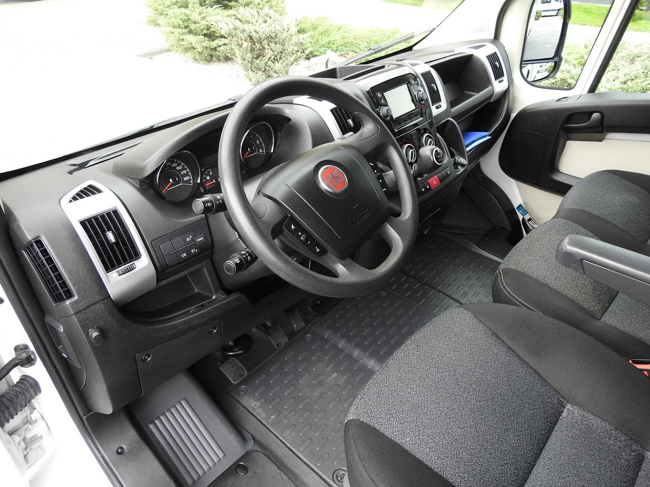 FIAT DUCATO BOX LIFT 8 PALLETS CRUISE CONTROL NAVIGATION AIR CONDITIONING LED LIGHTS 130HP - Fourgon grand volume: photos 2 FIAT DUCATO BOX LIFT 8 PALLETS CRUISE CONTROL NAVIGATION AIR CONDITIONING LED LIGHTS 130HP - Fourgon grand volume: photos 2