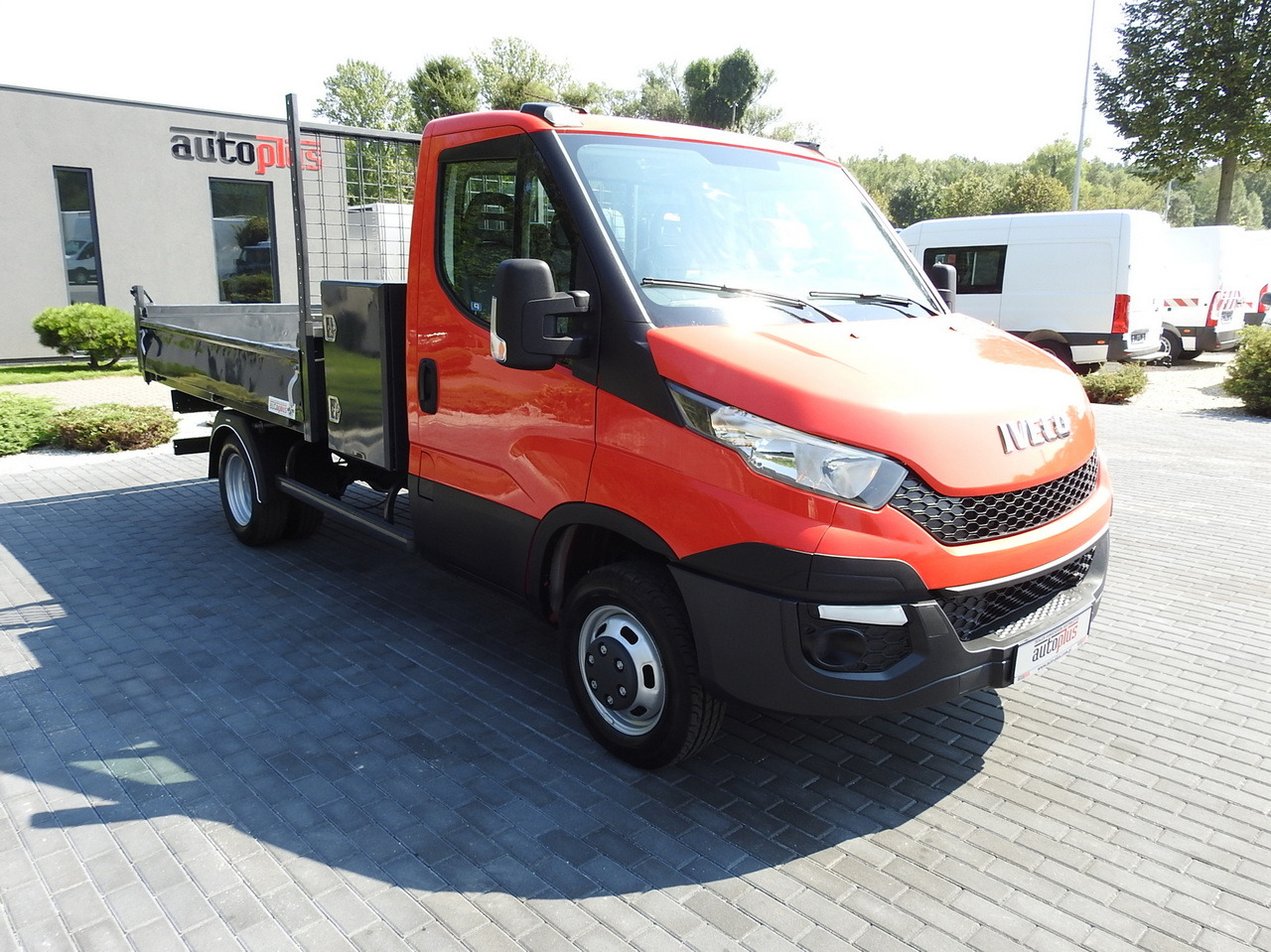 IVECO DAILY 35C13 TIPPER CRUISE CONTROL AIR CONDITIONING TWIN WHEELS 130HP - Utilitaire benne: photos 4 IVECO DAILY 35C13 TIPPER CRUISE CONTROL AIR CONDITIONING TWIN WHEELS 130HP - Utilitaire benne: photos 4
