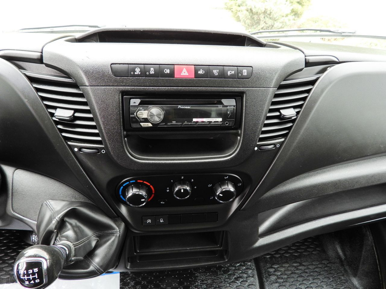 Utilitaire benne IVECO DAILY 35C14 TIPPER CRUISE CONTROL TWIN WHEELS  140HP: photos 34 Utilitaire benne IVECO DAILY 35C14 TIPPER CRUISE CONTROL TWIN WHEELS  140HP: photos 34