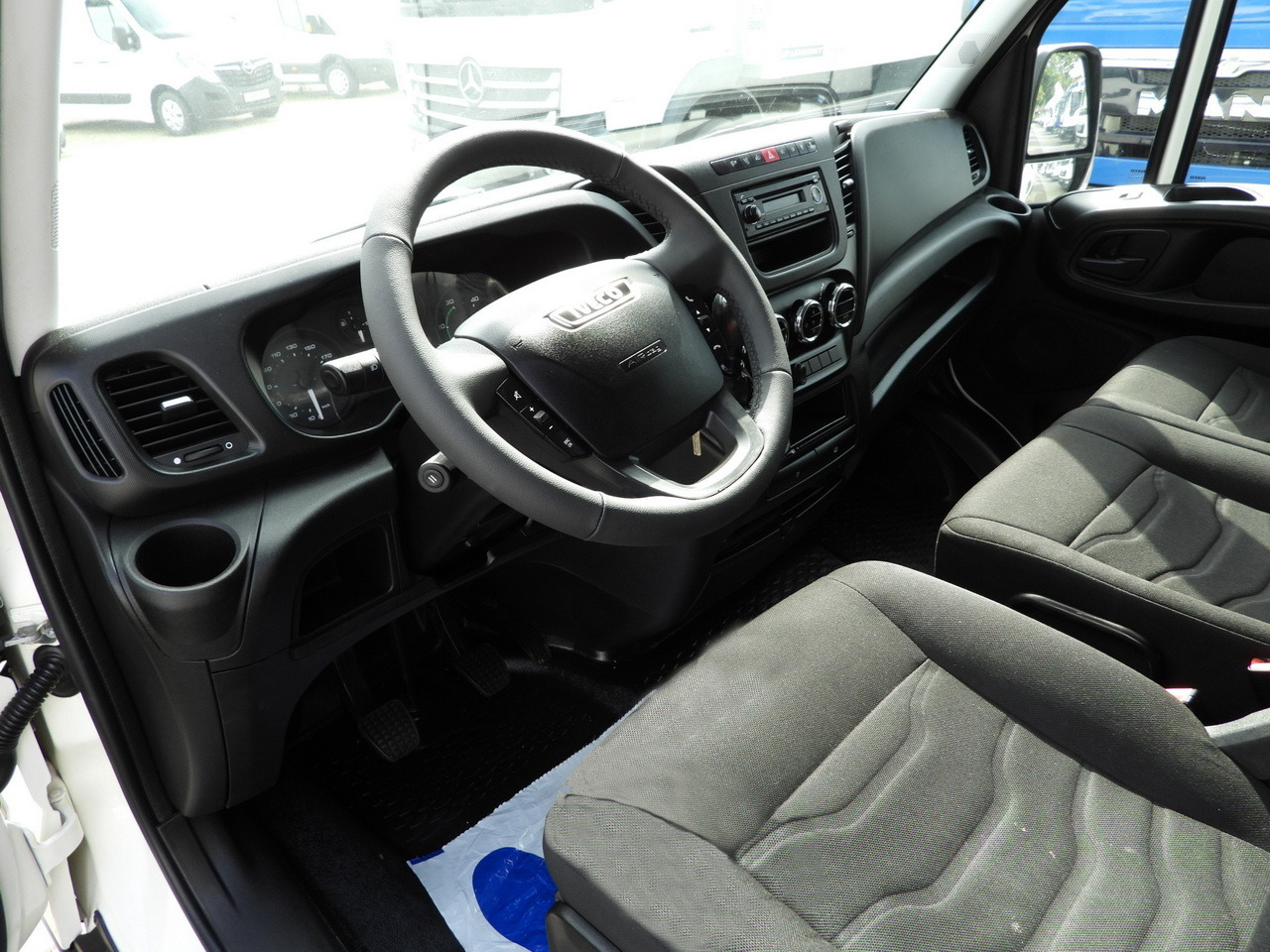 IVECO DAILY 35C17 BOX DELIVERY VAN 6 SEATS CRUISE CONTROL TWIN WHEELS AIR CONDITIONING 170HP - Fourgon utilitaire: photos 2 IVECO DAILY 35C17 BOX DELIVERY VAN 6 SEATS CRUISE CONTROL TWIN WHEELS AIR CONDITIONING 170HP - Fourgon utilitaire: photos 2