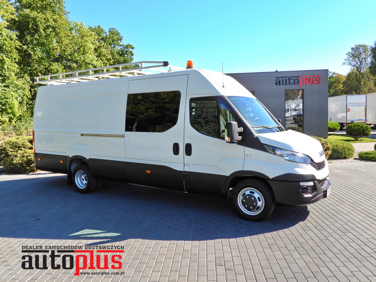 IVECO DAILY 35C17 BOX DELIVERY VAN 6 SEATS CRUISE CONTROL TWIN WHEELS AIR CONDITIONING 170HP - Fourgon utilitaire: photos 1 IVECO DAILY 35C17 BOX DELIVERY VAN 6 SEATS CRUISE CONTROL TWIN WHEELS AIR CONDITIONING 170HP - Fourgon utilitaire: photos 1