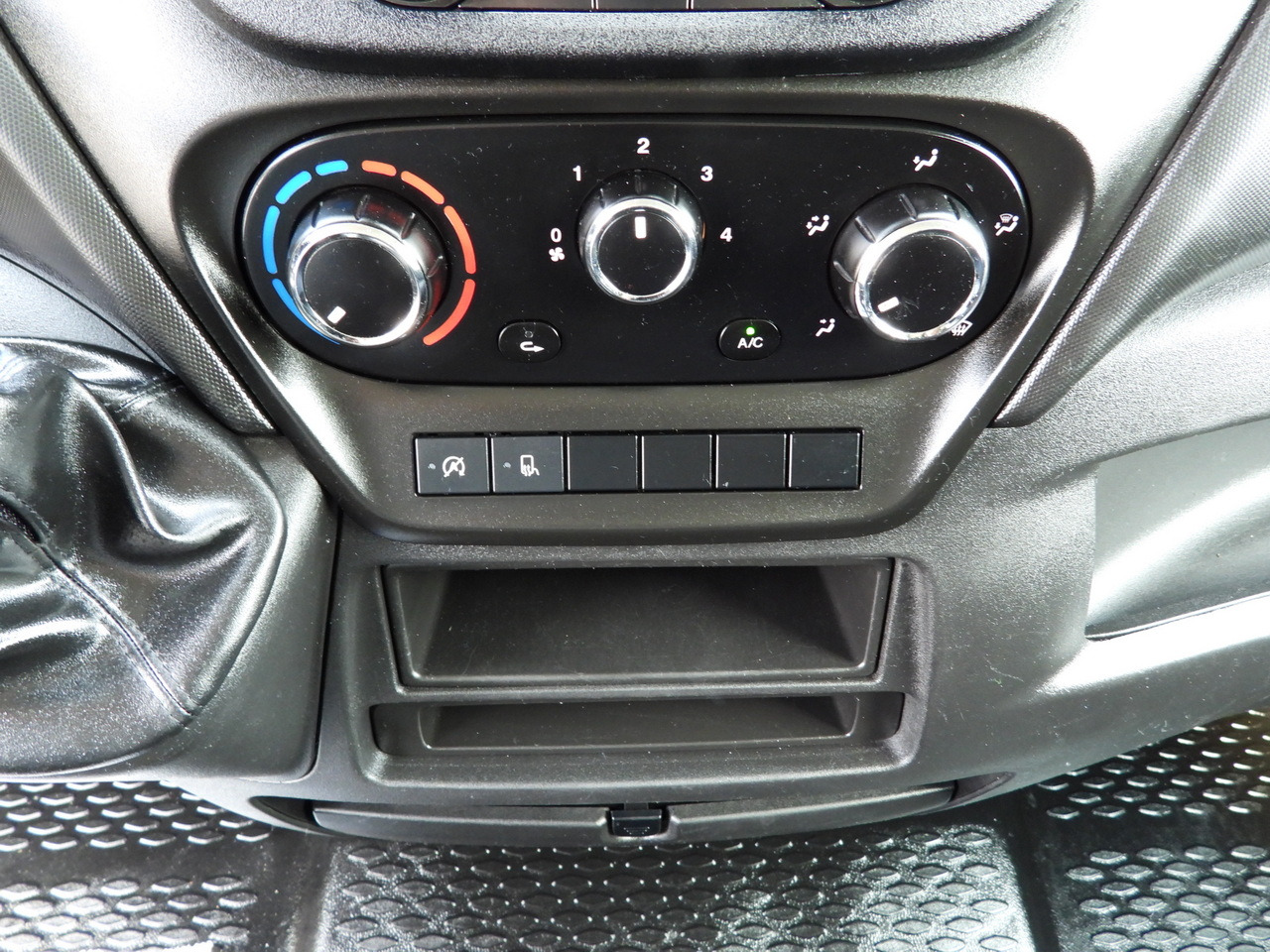 Utilitaire double cabine IVECO DAILY 35S12 STAKE BODY DOUBLE CABIN DOKA 7 SEATS AIR CONDITIONING 120HP: photos 29 Utilitaire double cabine IVECO DAILY 35S12 STAKE BODY DOUBLE CABIN DOKA 7 SEATS AIR CONDITIONING 120HP: photos 29