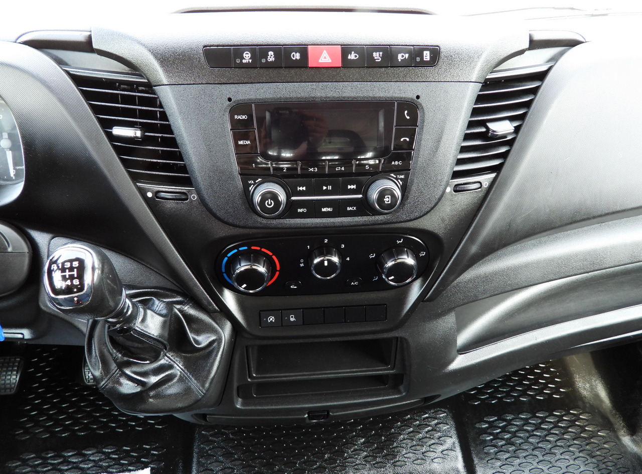 Utilitaire double cabine IVECO DAILY 35S12 STAKE BODY DOUBLE CABIN DOKA 7 SEATS AIR CONDITIONING 120HP: photos 28 Utilitaire double cabine IVECO DAILY 35S12 STAKE BODY DOUBLE CABIN DOKA 7 SEATS AIR CONDITIONING 120HP: photos 28