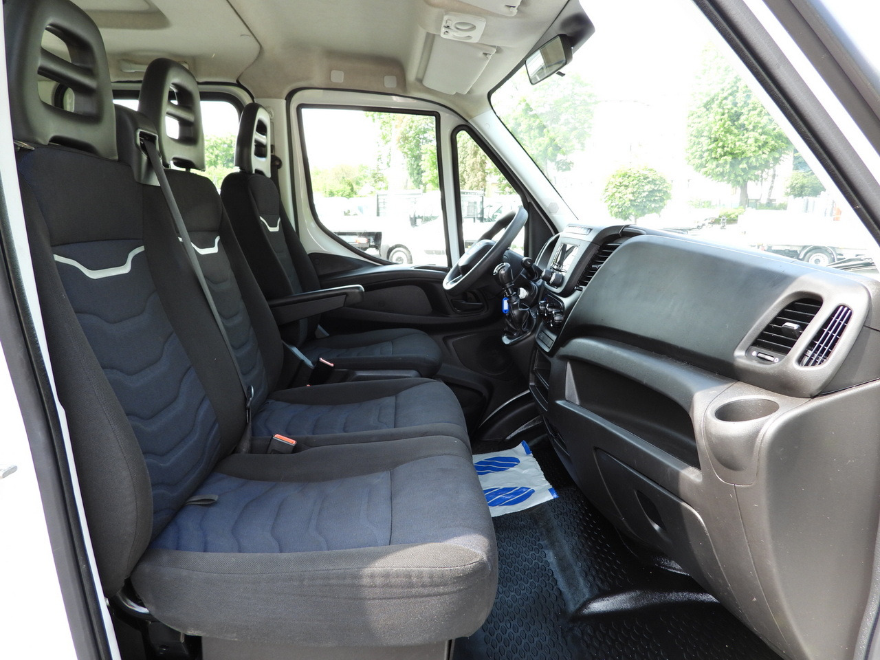 Utilitaire double cabine IVECO DAILY 35S12 STAKE BODY DOUBLE CABIN DOKA 7 SEATS AIR CONDITIONING 120HP: photos 31 Utilitaire double cabine IVECO DAILY 35S12 STAKE BODY DOUBLE CABIN DOKA 7 SEATS AIR CONDITIONING 120HP: photos 31