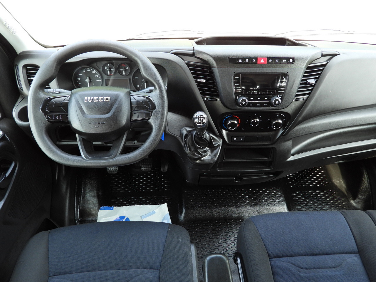 Utilitaire double cabine IVECO DAILY 35S12 STAKE BODY DOUBLE CABIN DOKA 7 SEATS AIR CONDITIONING 120HP: photos 24 Utilitaire double cabine IVECO DAILY 35S12 STAKE BODY DOUBLE CABIN DOKA 7 SEATS AIR CONDITIONING 120HP: photos 24