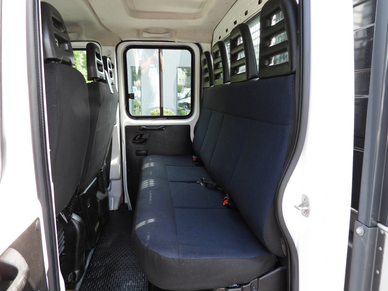 Utilitaire double cabine IVECO DAILY 35S12 STAKE BODY DOUBLE CABIN DOKA 7 SEATS AIR CONDITIONING 120HP: photos 34 Utilitaire double cabine IVECO DAILY 35S12 STAKE BODY DOUBLE CABIN DOKA 7 SEATS AIR CONDITIONING 120HP: photos 34