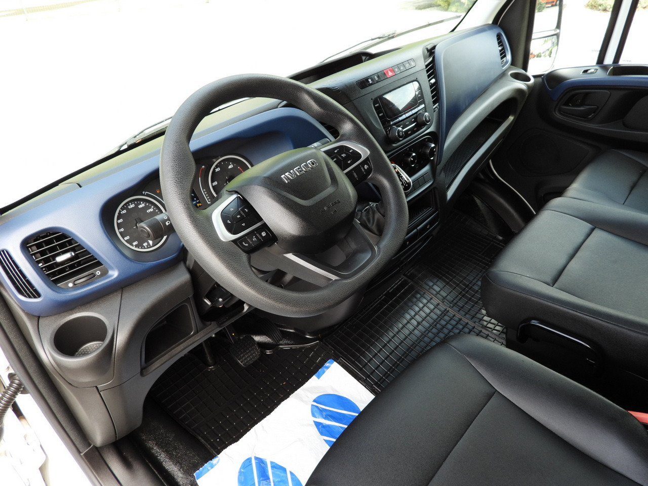 IVECO DAILY 35S14 REFRIGERATOR VAN -10*C POWER SUPPLY 230V CRUISE CONTROL AUTOMATIC TRANSMISSION HI-MATIC AIR CONDITIONING 140HP - Utilitaire frigorifique: photos 2 IVECO DAILY 35S14 REFRIGERATOR VAN -10*C POWER SUPPLY 230V CRUISE CONTROL AUTOMATIC TRANSMISSION HI-MATIC AIR CONDITIONING 140HP - Utilitaire frigorifique: photos 2