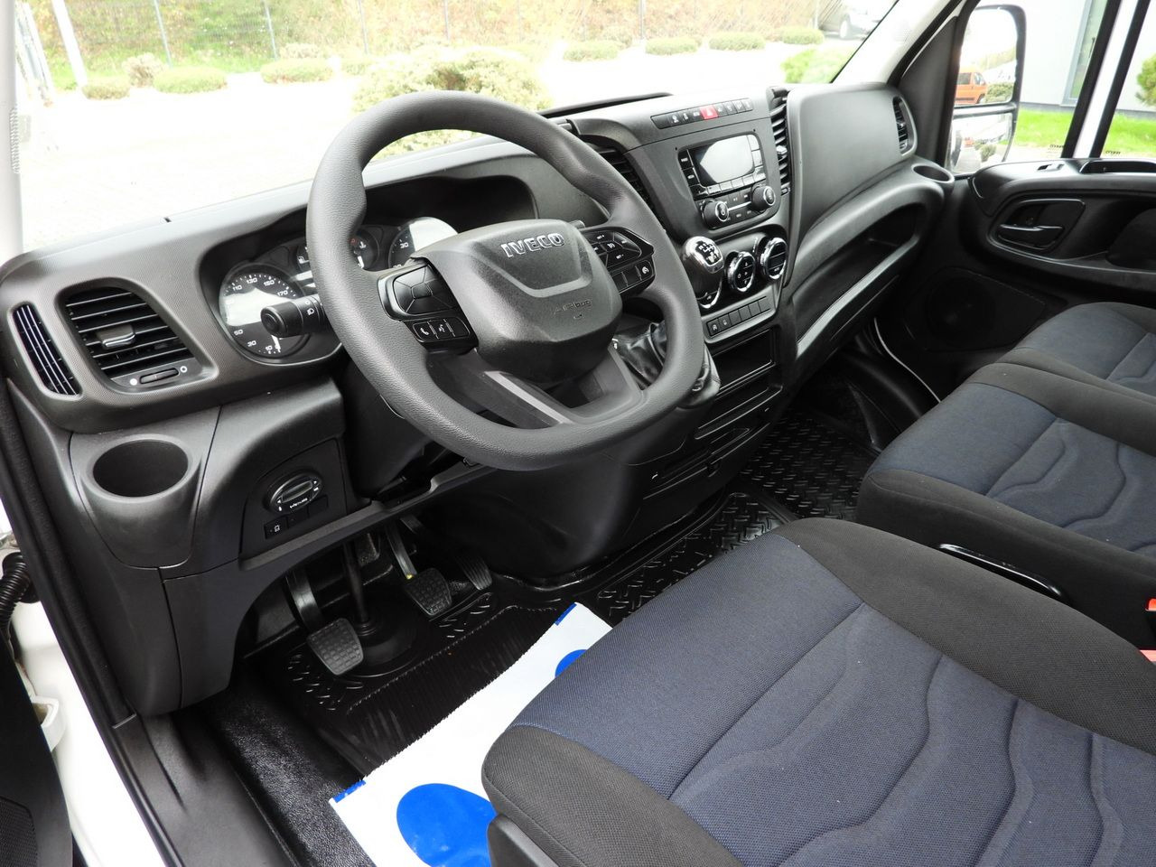 IVECO DAILY 35S14 STAKE BODY 8 PALLETS CRUISE CONTROL AIR CONDITIONING 140HP - Utilitaire plateau: photos 2 IVECO DAILY 35S14 STAKE BODY 8 PALLETS CRUISE CONTROL AIR CONDITIONING 140HP - Utilitaire plateau: photos 2