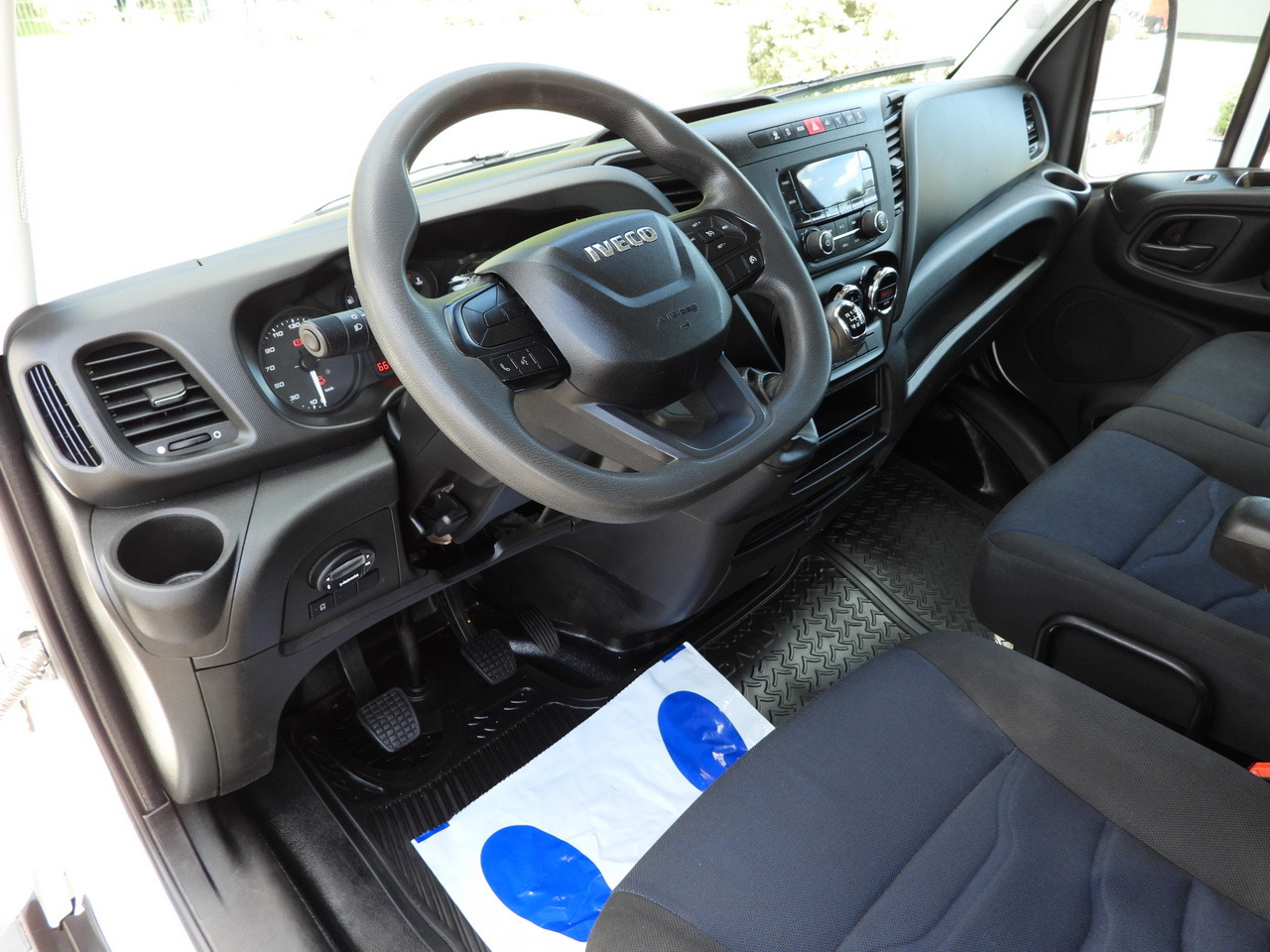 IVECO DAILY 35S14 STAKE BODY DOUBLE CABIN DOKA 7 SEATS CRUISE CONTROL AIR CONDITIONING 135HP - Utilitaire plateau: photos 2 IVECO DAILY 35S14 STAKE BODY DOUBLE CABIN DOKA 7 SEATS CRUISE CONTROL AIR CONDITIONING 135HP - Utilitaire plateau: photos 2
