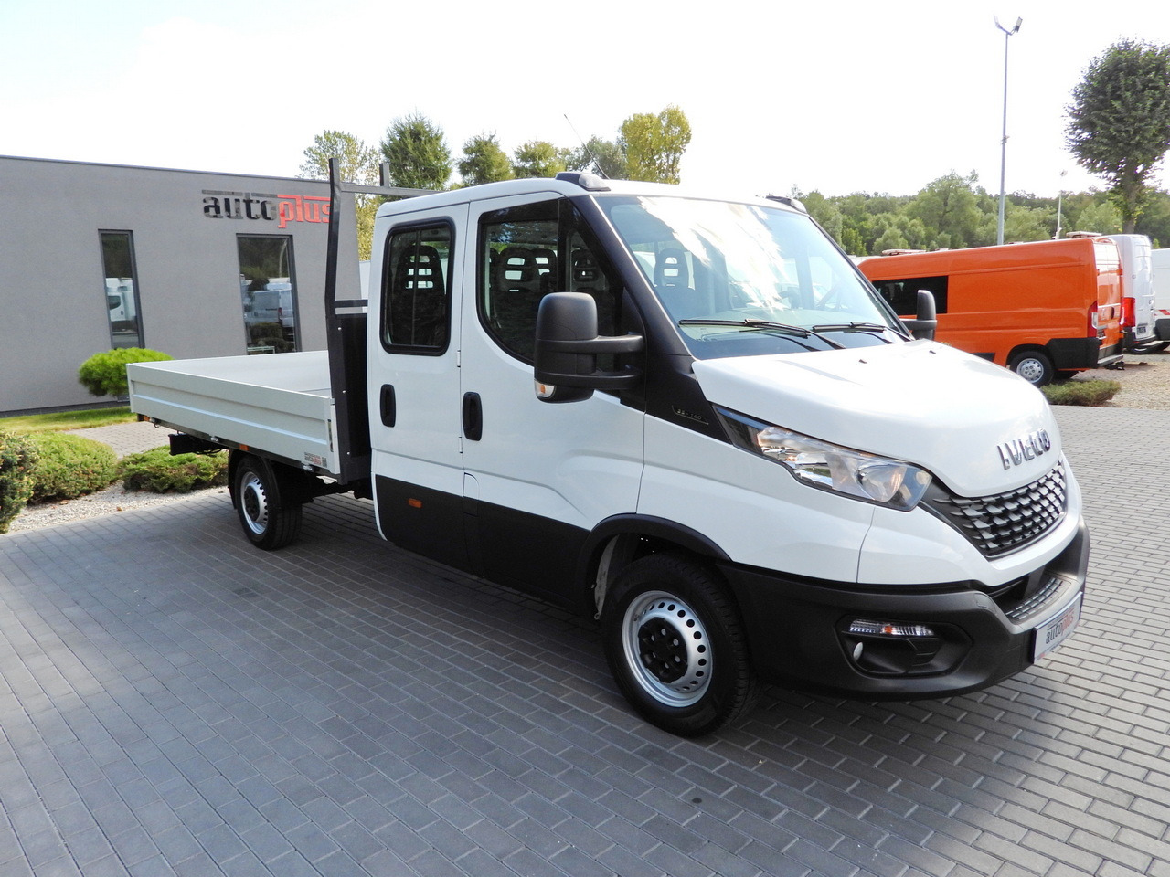 IVECO DAILY 35S14 STAKE BODY DOUBLE CABIN DOKA 7 SEATS CRUISE CONTROL AIR CONDITIONING 135HP - Utilitaire plateau: photos 4 IVECO DAILY 35S14 STAKE BODY DOUBLE CABIN DOKA 7 SEATS CRUISE CONTROL AIR CONDITIONING 135HP - Utilitaire plateau: photos 4