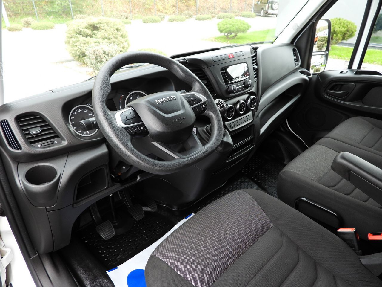 IVECO DAILY 35S16 BOX LIFT 8 PALLETS CRUISE CONTROL AIR CONDITIONING TWIN WHEELS 160HP - Fourgon grand volume: photos 2 IVECO DAILY 35S16 BOX LIFT 8 PALLETS CRUISE CONTROL AIR CONDITIONING TWIN WHEELS 160HP - Fourgon grand volume: photos 2