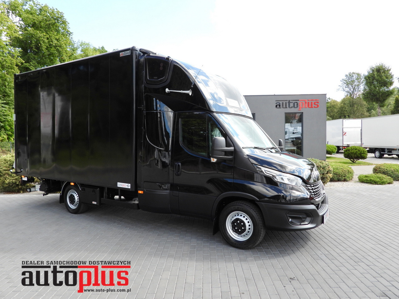 IVECO DAILY 35S18 BOX LIFT 8 PALLETS WEBASTO CRUISE CONTROL NAVIGATION LED LIGHTS PNEUMATICS AIR CONDITIONING 180HP - Fourgon grand volume: photos 1 IVECO DAILY 35S18 BOX LIFT 8 PALLETS WEBASTO CRUISE CONTROL NAVIGATION LED LIGHTS PNEUMATICS AIR CONDITIONING 180HP - Fourgon grand volume: photos 1