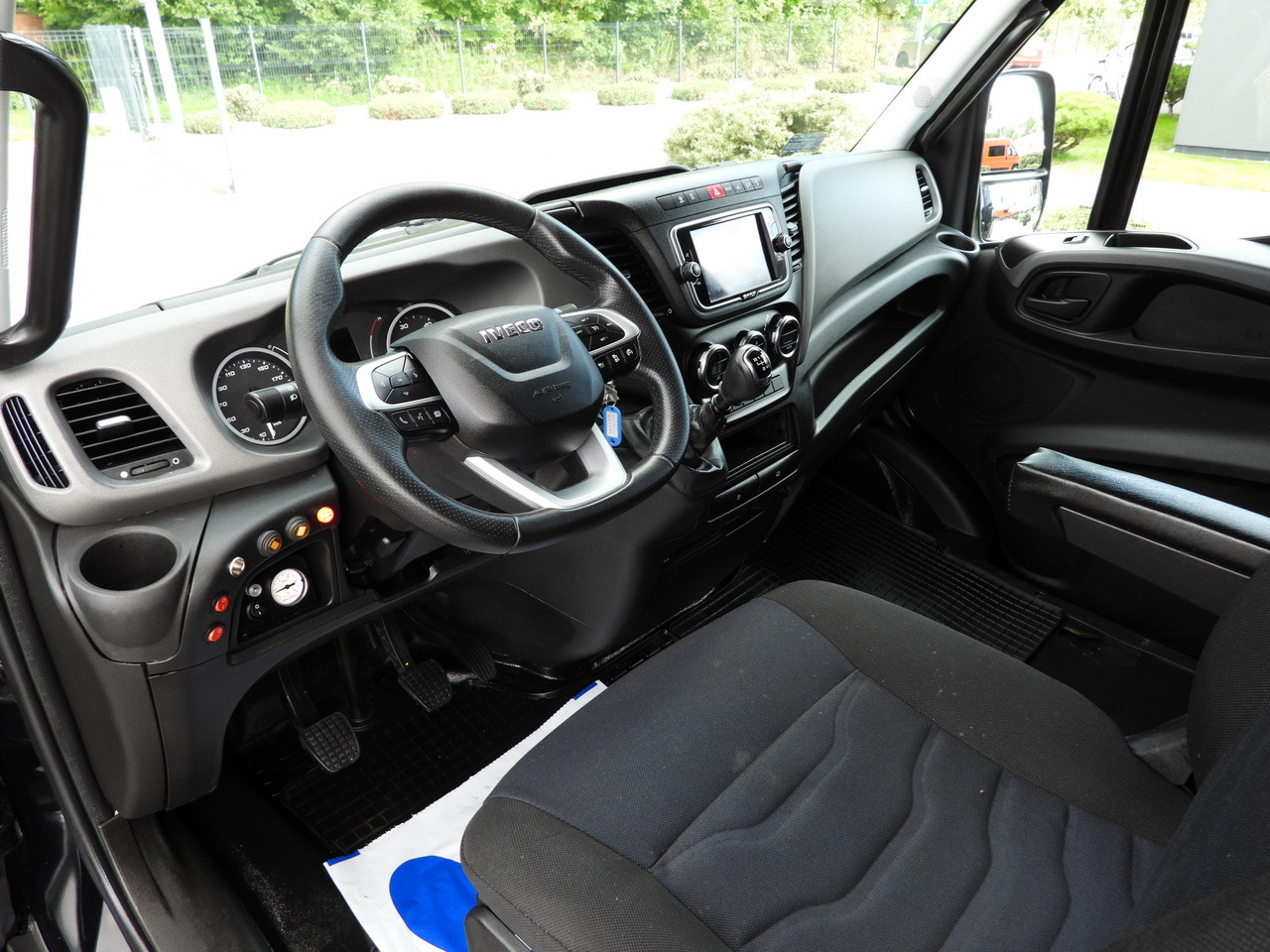 IVECO DAILY 35S18 BOX LIFT 8 PALLETS WEBASTO CRUISE CONTROL NAVIGATION LED LIGHTS PNEUMATICS AIR CONDITIONING 180HP - Fourgon grand volume: photos 2 IVECO DAILY 35S18 BOX LIFT 8 PALLETS WEBASTO CRUISE CONTROL NAVIGATION LED LIGHTS PNEUMATICS AIR CONDITIONING 180HP - Fourgon grand volume: photos 2